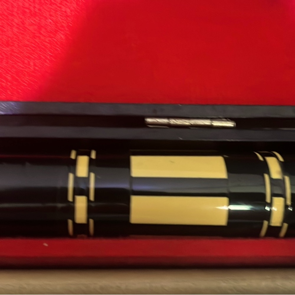 Meucci pool cue very new has case
